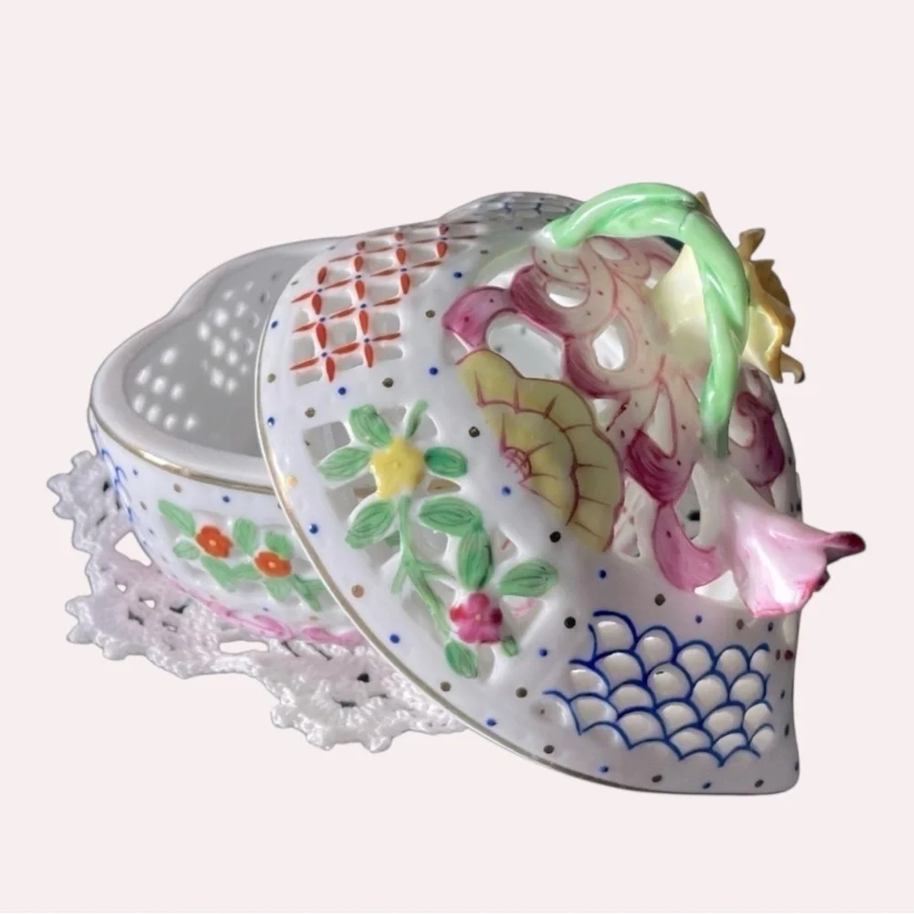 Heart-shaped reticulated porcelain trinket or jewelry dish with 3D floral design